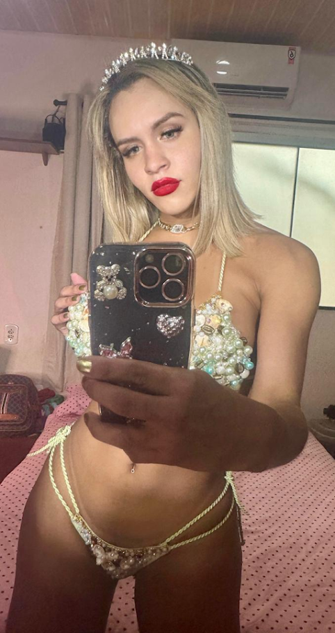 Bella Fernandes 4