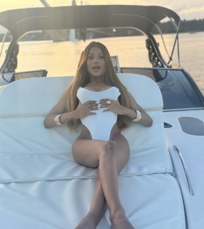 Ester Meninea 31