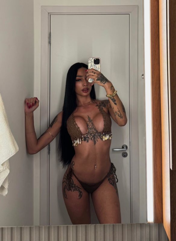Jade Oliveira 32