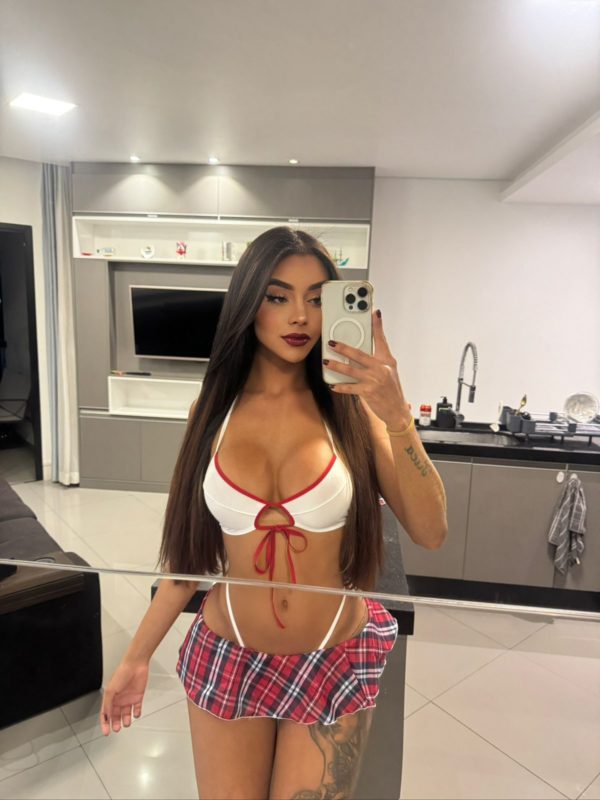 Rebecca Lopes 34
