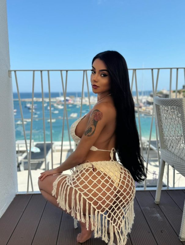Rebecca Lopes 29
