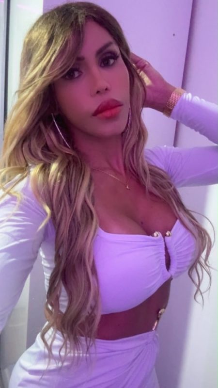 Gabriely Knowles 17