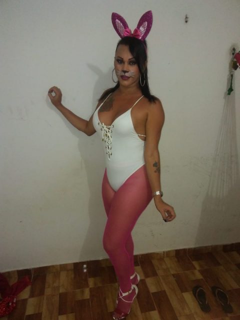 Monicke Costa 25