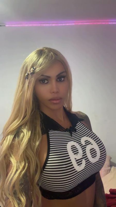 Gabriely Knowles 18