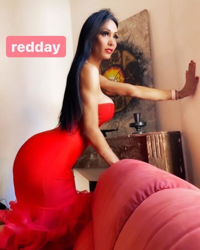 Dafinny Brunette 24