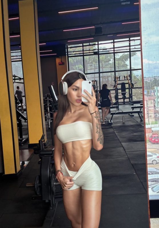 Larissa Araújo 81