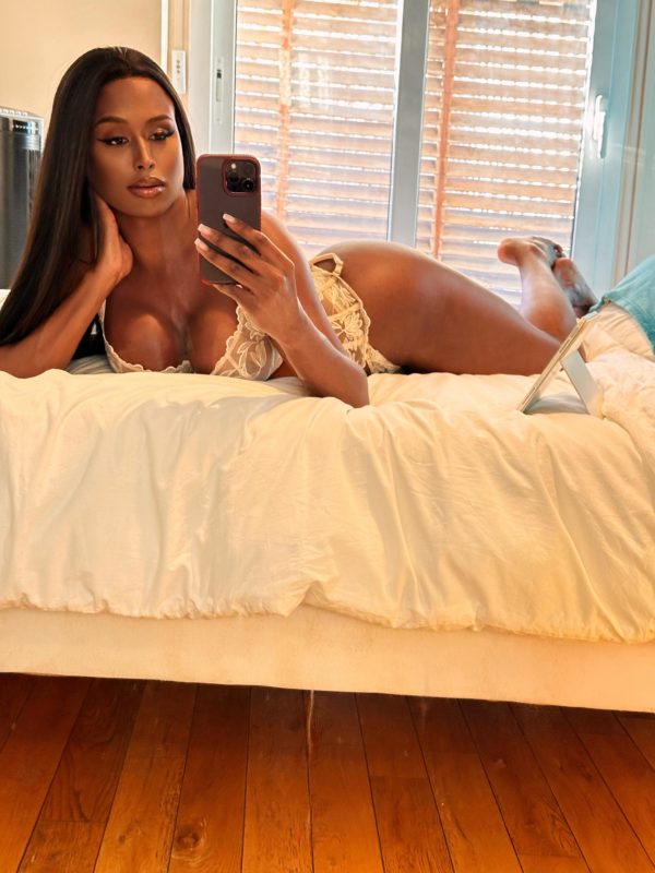 Alessandra Campbell 48
