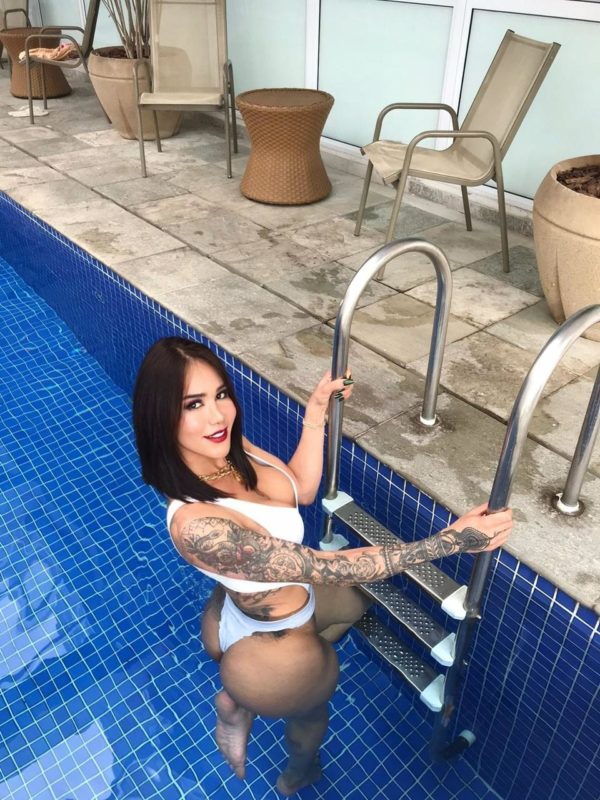 Lais Souza 24