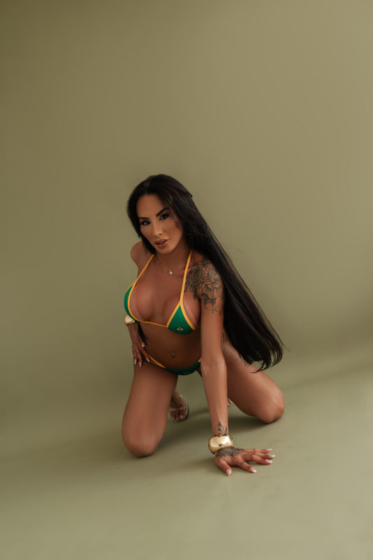 Julia Azevedo 25