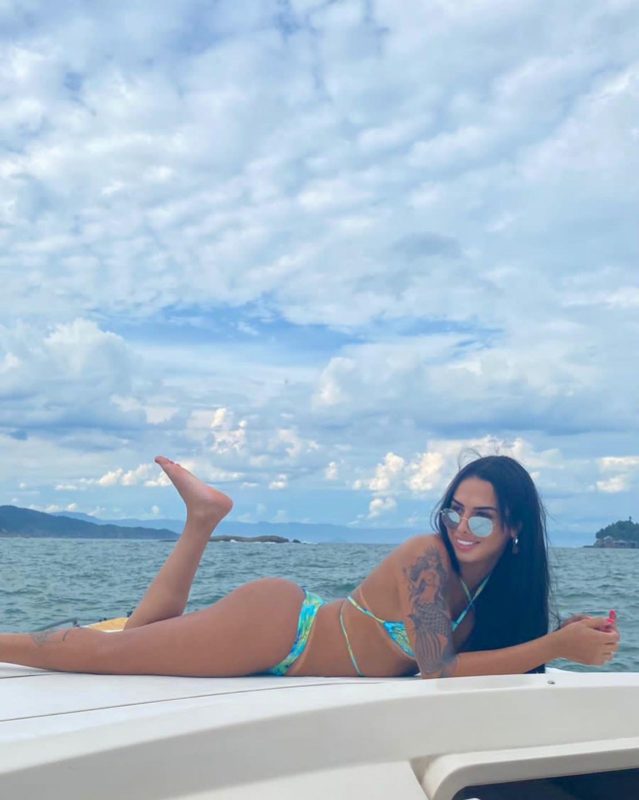 Julia Azevedo 111