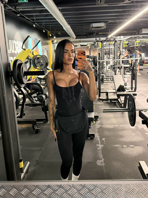 Nicole Velmont 32