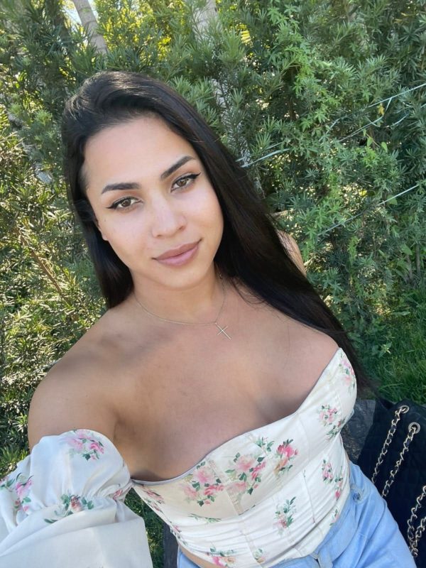 Emmanuelle Leone 27