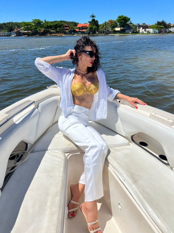 Model Lisa 25