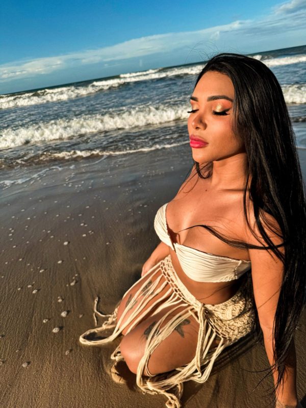 Larissa Beatrice 21