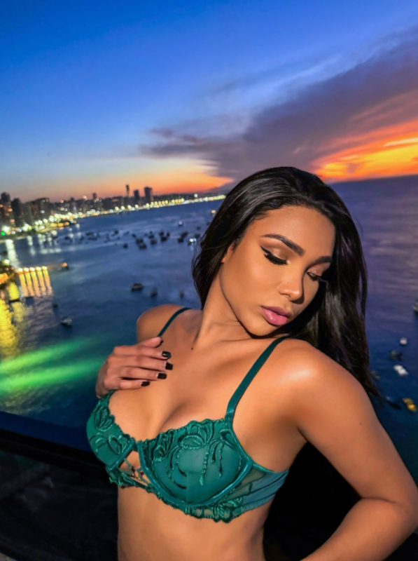 Larissa Beatrice 25