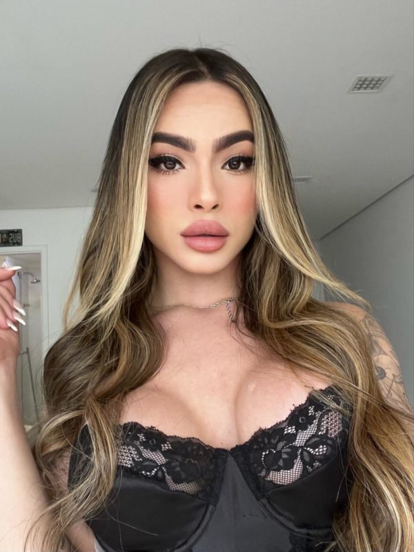 Ana Kiara 24