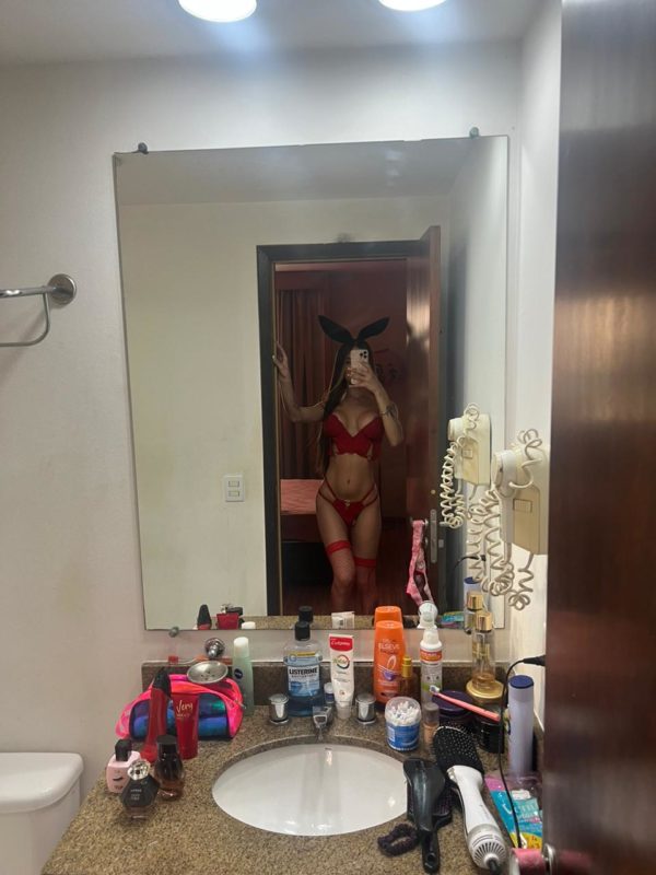 Ana Kiara 42