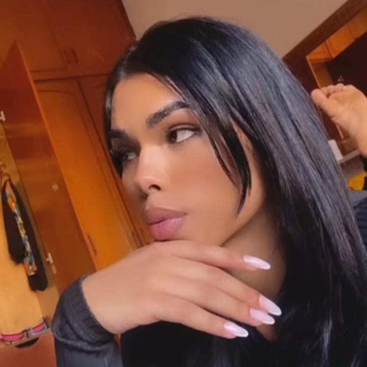 Victoria Costa 28