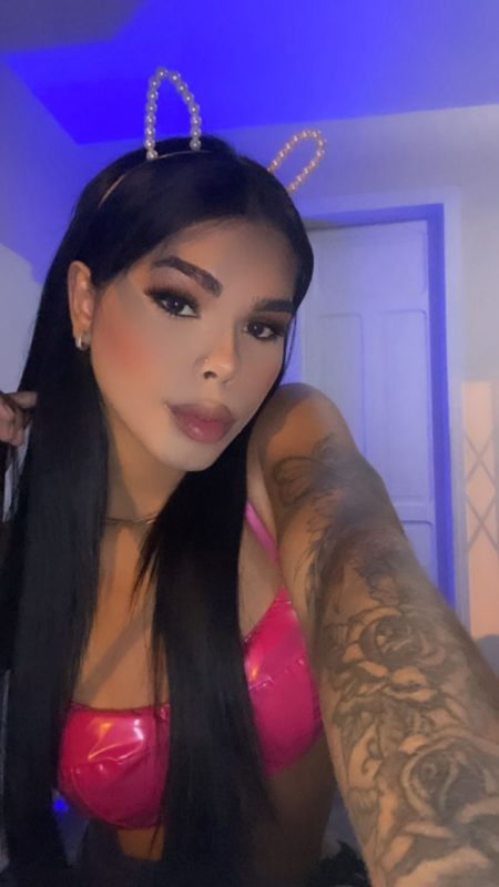Victoria Costa 24