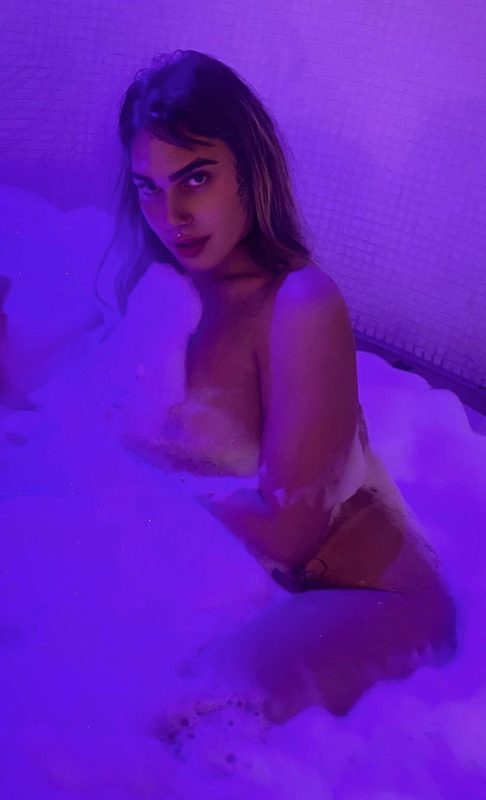 Julia Monteiro 8