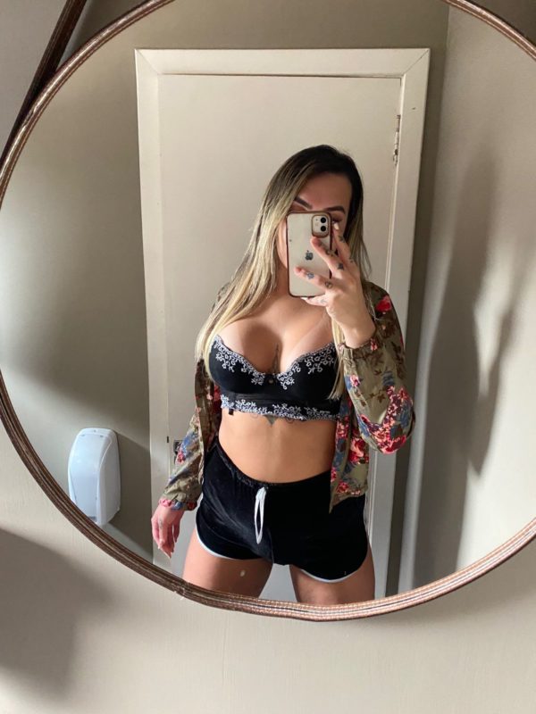 Julia Monteiro 16