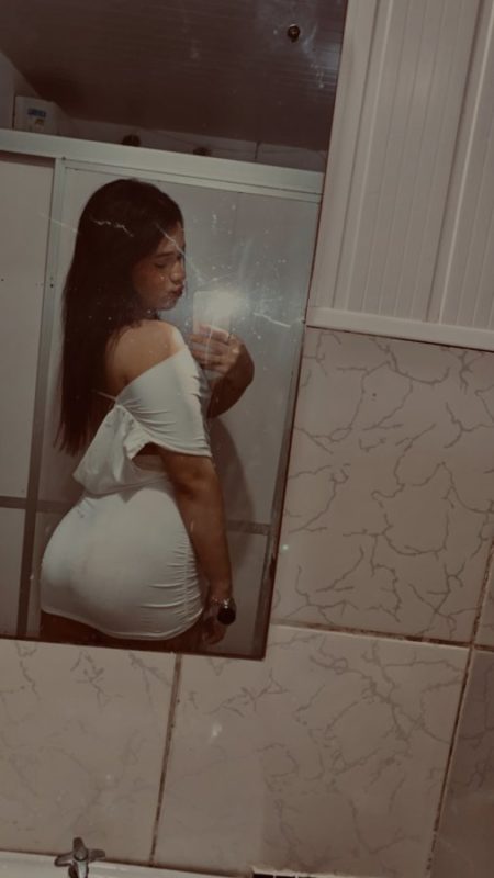 Anne Linhares 50