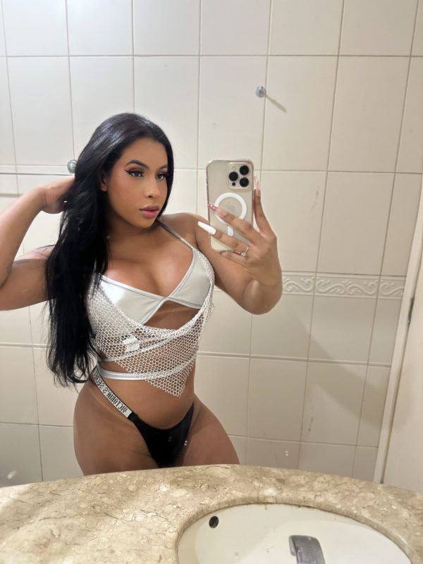 Alexia Duarte 24