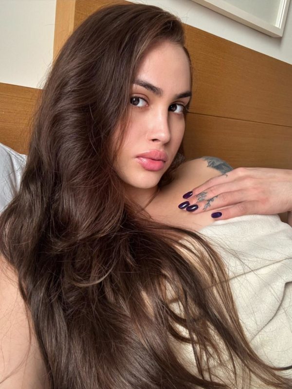 Bruna Alves 24