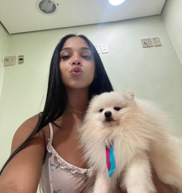 Ariela Marins 13