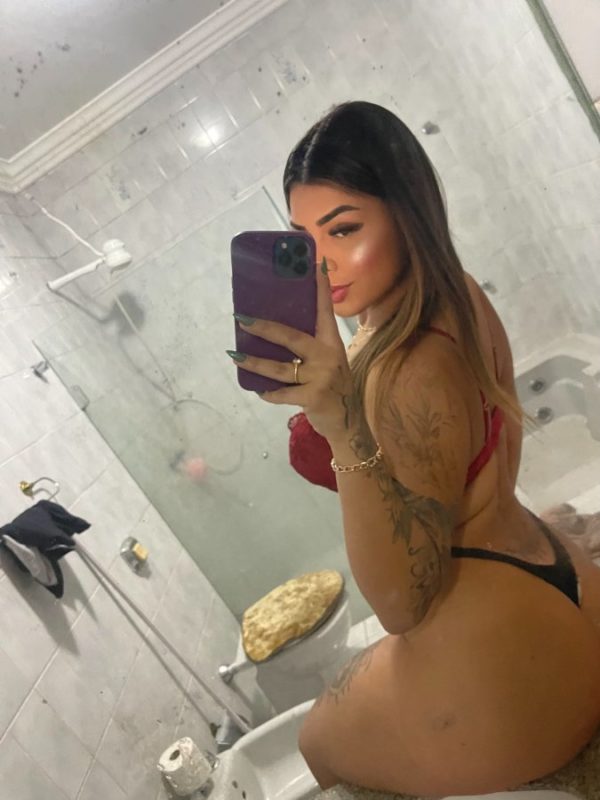 Nicole Barros 28