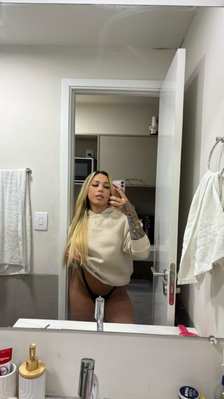 Rebecca Santos 28