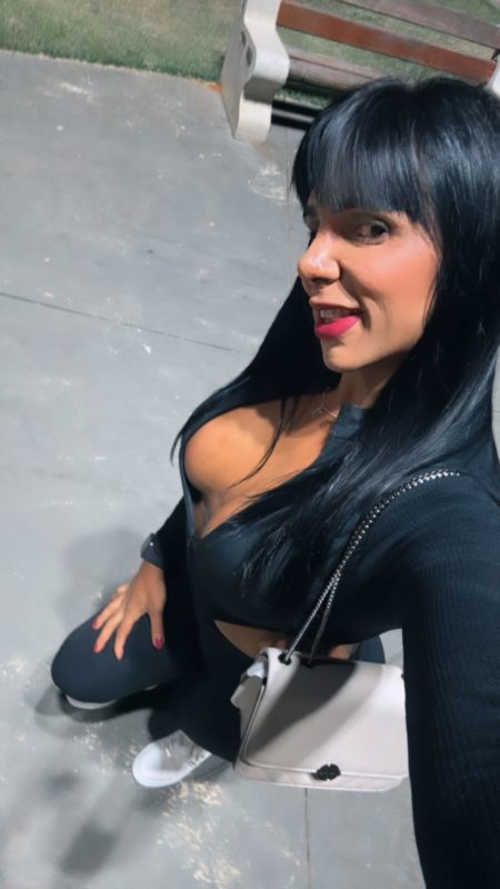 Monique Oliveira 24