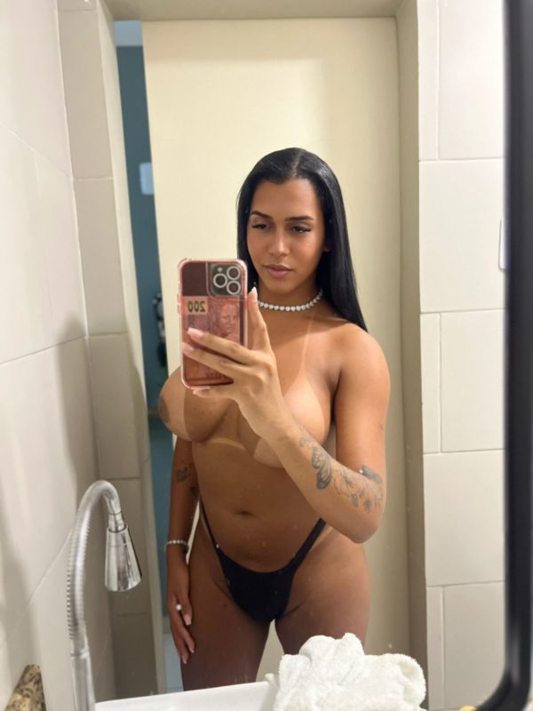 Laura Sophia 44