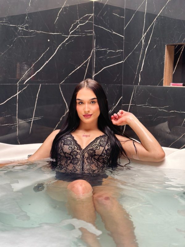 Victoria Bonatti 3
