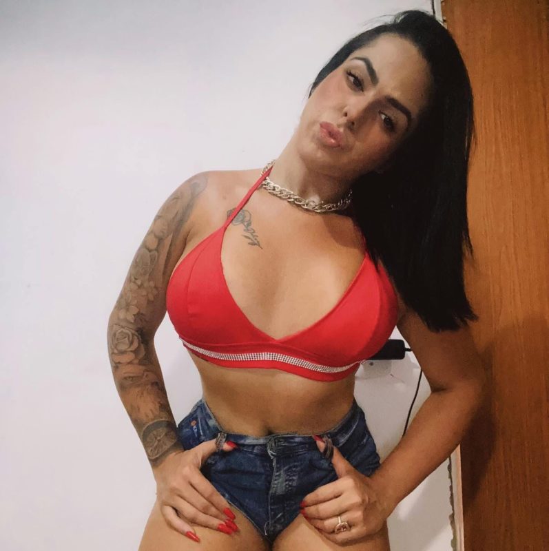 Emanuela Souza 4