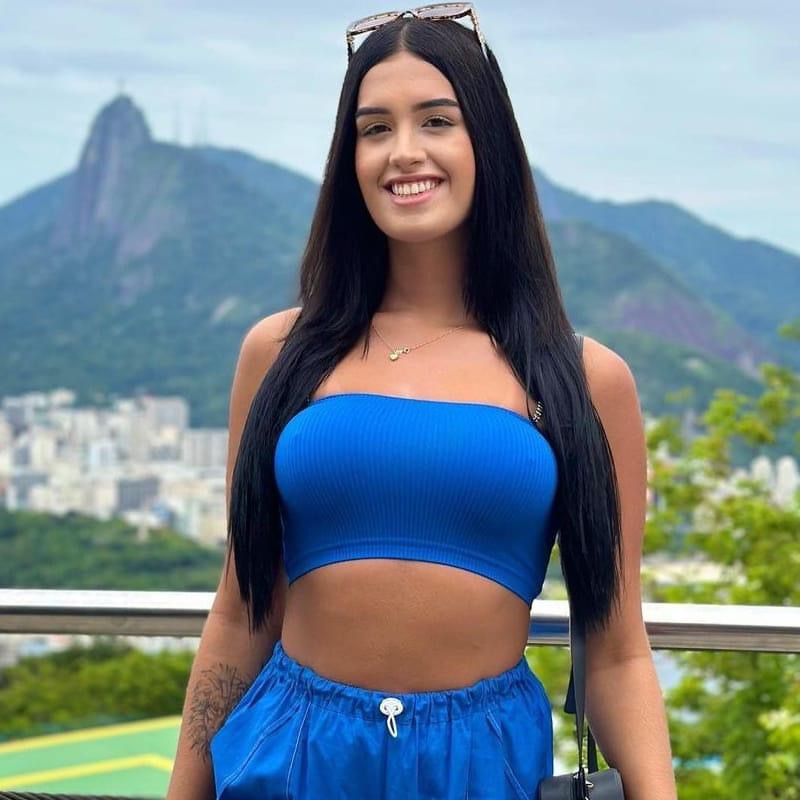 Larissa Buarque 13