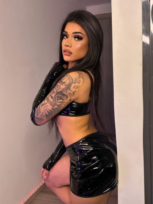 Yara Bueno 16