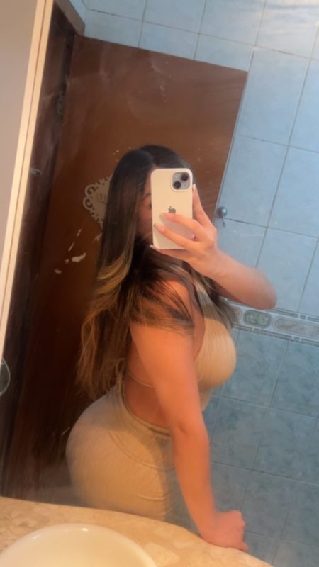 Yasmine Mello 32