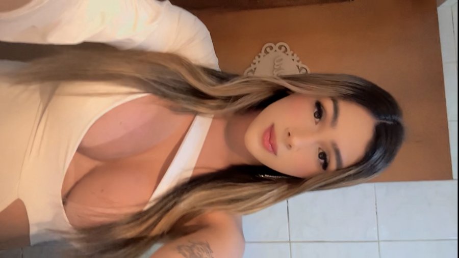 Yasmine Mello