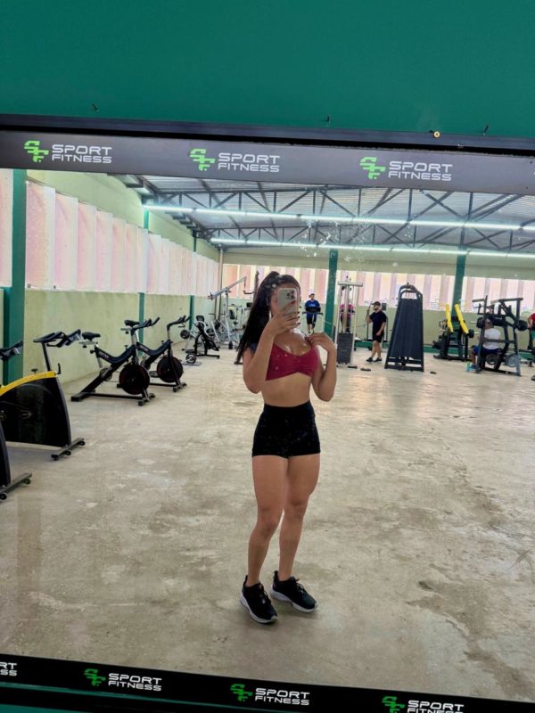 Larissa Santos 27