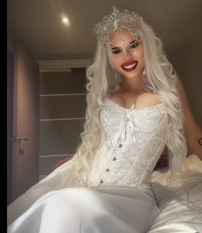 Melanie Jolie 10