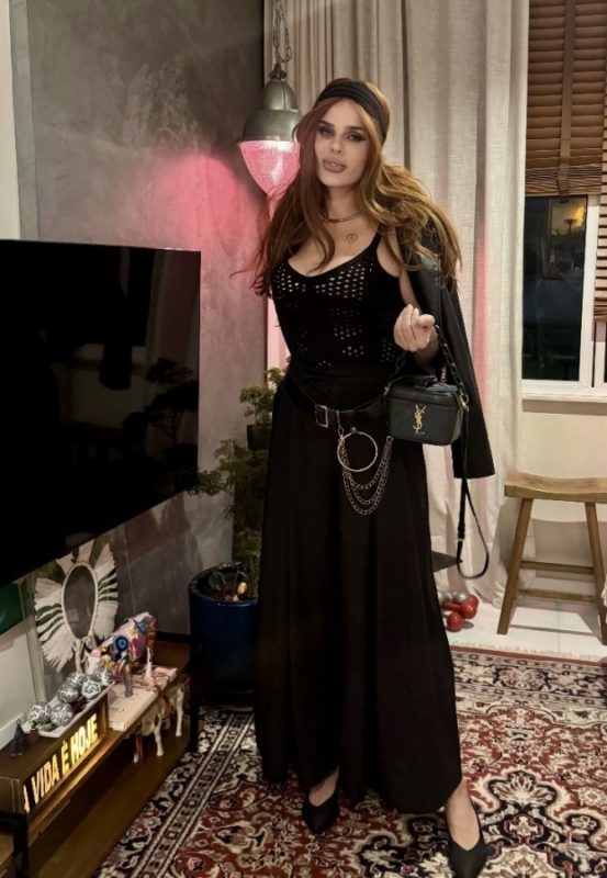 Melanie Jolie 24