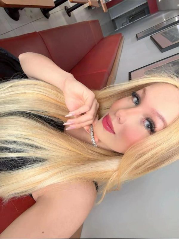 Nicole Almeida 76