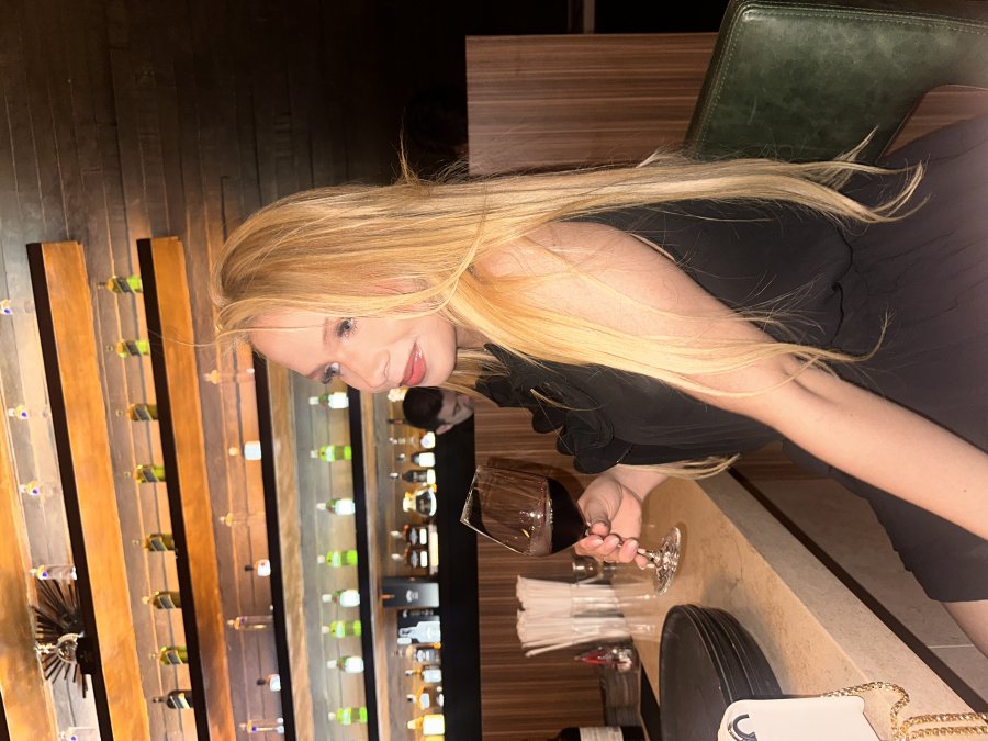 Nicole Almeida 27