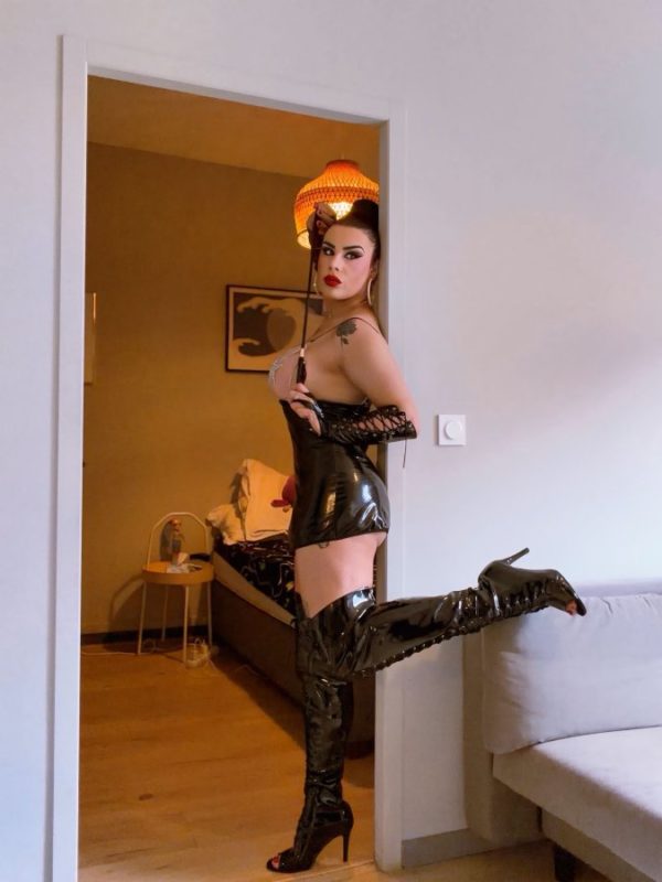 Laura Proíne 44
