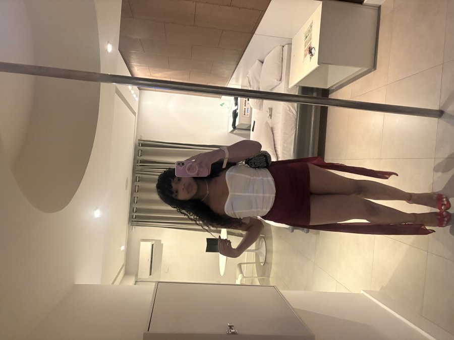 Larissa Muniz 14