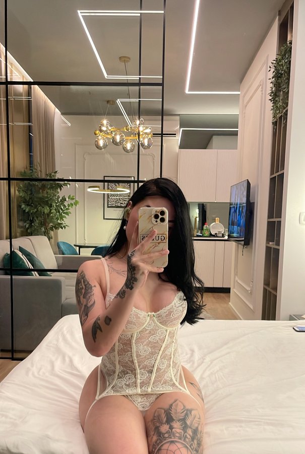 Pandora Rosa 000001398018_E8F181A9-C31D-495A-A88C-57DE5AC93680.jpg